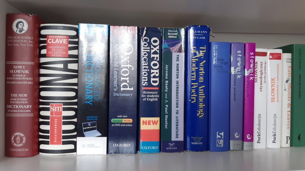 zdjęcie półki ze słownikami dla tłumaczy